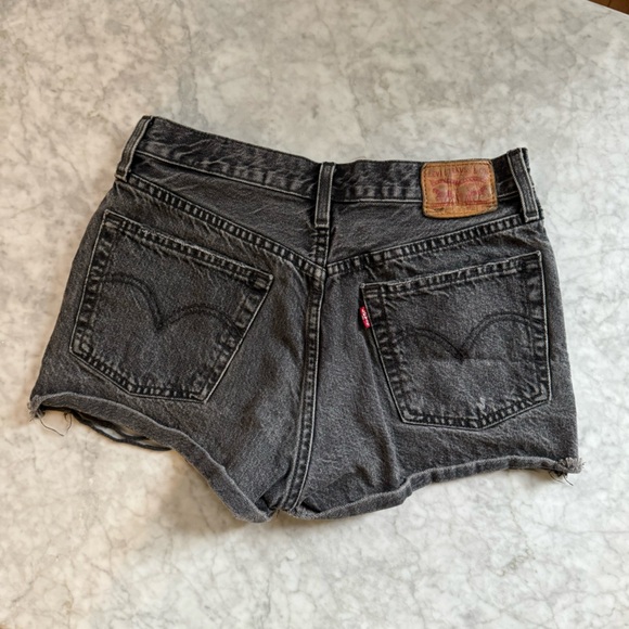 Levi’s mid rise black Jean shorts - Picture 4 of 4